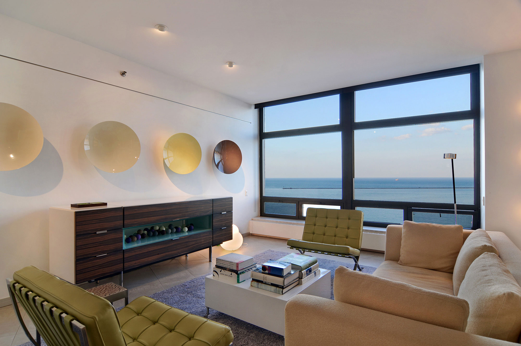 Barcelona Chairs Table Futuristic Barcelona Chairs Box Coffee Table Grey Fur Rug On Marble Floor Lacquered Wood Sideboard White Couch Chic In Chicago Apartments Beautiful Modern Apartment Decorating For A Shabby Chic Look