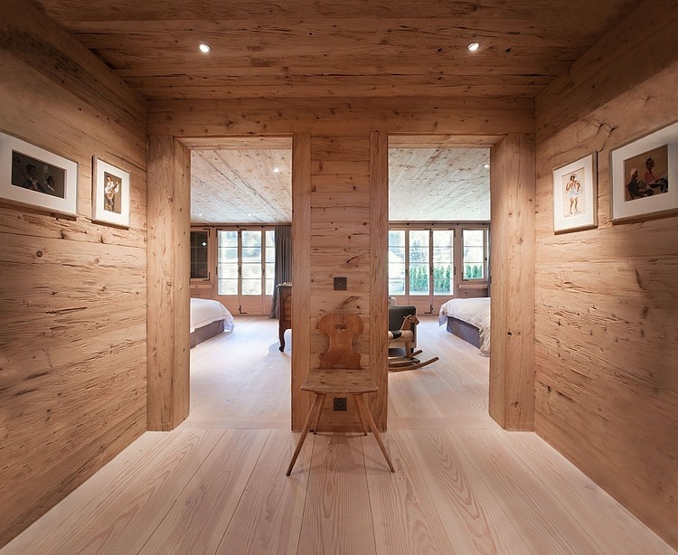 Chalet Gstaad Architectes Awesome Chalet Gstaad Amaldi Neder Architectes Hall For Two Bedrooms For Guests Decorated With Wall Arts Decoration Eclectic White Chalet Decoration With Wooden Veneer For Walls