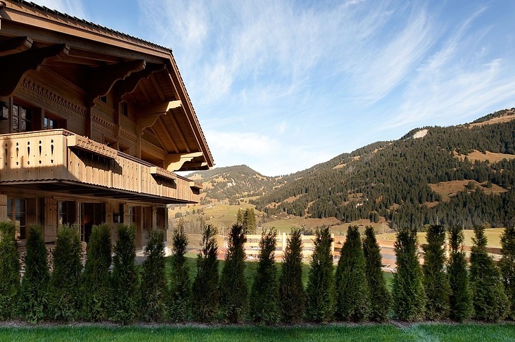 Chalet Gstaad Architectes Incredible Chalet Gstaad Amaldi Neder Architectes Building Displaying Natural Landscaping Design With Trees Decoration Eclectic White Chalet Decoration With Wooden Veneer For Walls