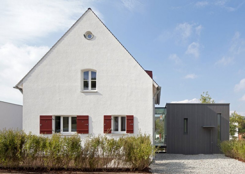 White Painted The Amazing White Painted Wall In The Zwischen Raum Residence Beautified With Small Hawthorn In Front Of It Dream Homes Elegant Black And White House Looking At The Exterior And Interior Design