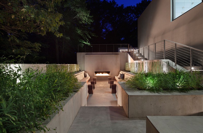 Cream Fireplace Wall Amusing Cream Fireplace On The Wall In Outside Lounge Beautified With Green Hawthorn In The New Canaan Residence Dream Homes Charming Modern House With Beautiful Courtyard And Structures