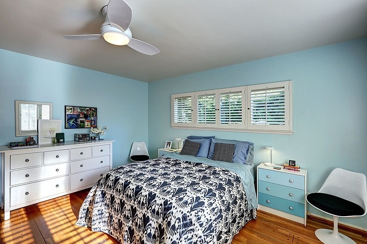 Bedroom Design Ranch Chic Bedroom Design In Modern Ranch House With Blind Window And Blue Painted Wall Also Hardwood Flooring Idea Decoration Stylish Modern Ranch Home Interior In Bright Color Decoration