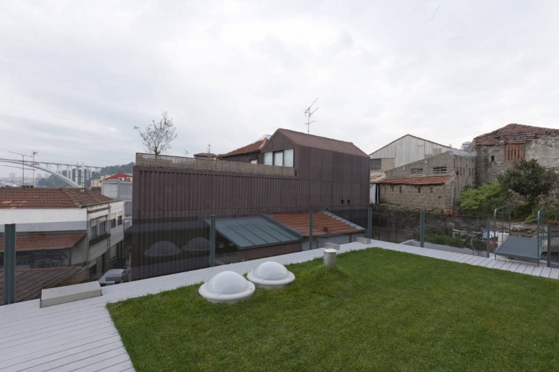 Of Lawn With Clean Of Lawn Yard Design With Wooden Deck In The Outeiro House That Grass Make Fresh Atmosphere In The Area Dream Homes Comfortable And Elegant House In Brown And White Color Schemes