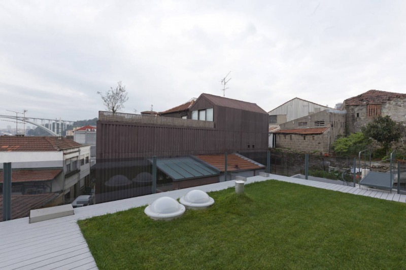 Of Lawn With Clean Of Lawn Yard Design With Wooden Deck In The Outeiro House That Grass Make Fresh Atmosphere In The Area Dream Homes  Comfortable And Elegant House In Brown And White Color Schemes