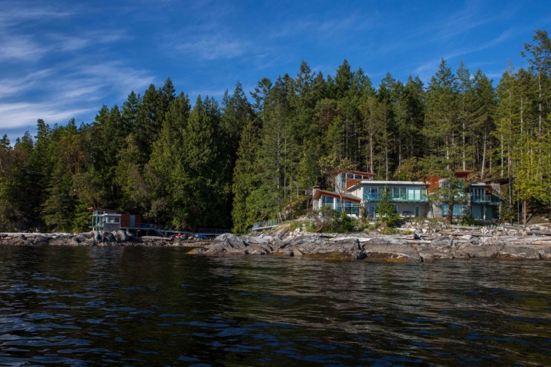 Modern Architectural House Eclectic Modern Architectural Pender Harbour House Surrounded By Leafy Greenery Transparent Glass Wall Trendy Sloping Roof Architecture Stunning Waterfront House With Lush Forest Landscape