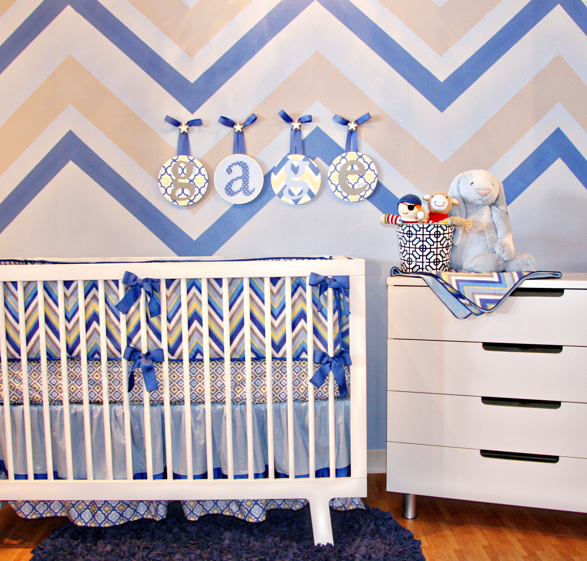 Zigzag Patterned Modern Fabulous Zigzag Patterned Linen Of Modern Crib Bedding And Wallpaper Attached As Focal Point In Baby Room Kids Room Inspirational Modern Crib Bedding With Lovely Color Combination