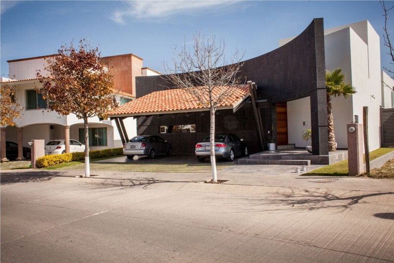 Shipping House Casa Free Shipping House In The Casa Villa De Loreto Residence Beautified Cantilever With Pillars As Garage And Black White Painted Wall Stone Dream Homes Spacious Modern Concrete House With Steel Frame And Glass Elements