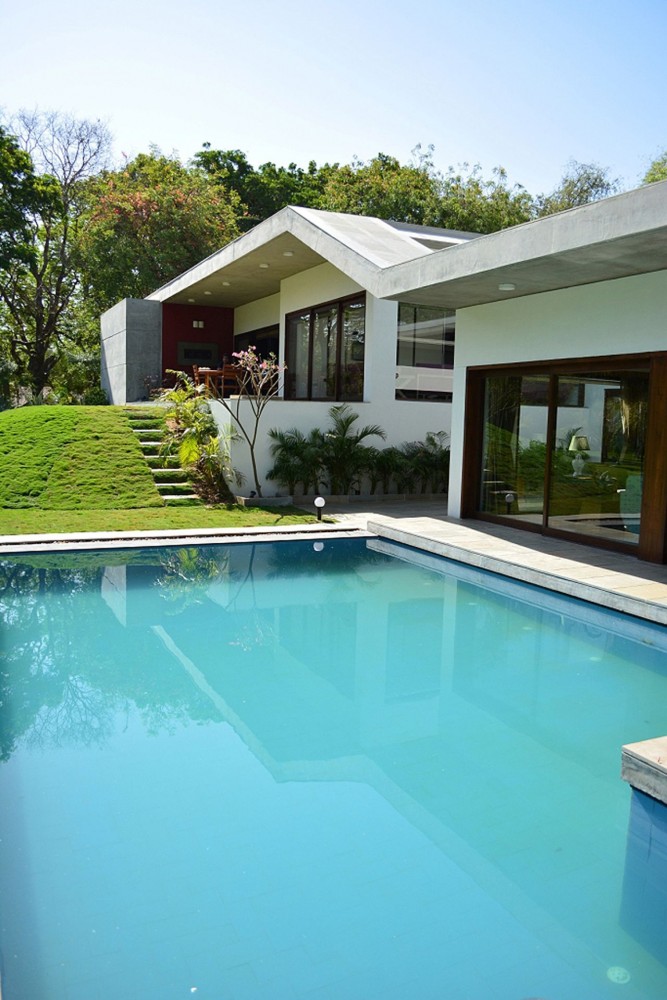 Blue Water The Fresh Blue Water Filled In The In Ground Swimming Pool To Enhance The House Exterior Landscaping Idea With Lounge Dream Homes  Cozy Single Story House With Open Concept Kitchen And Living Rooms