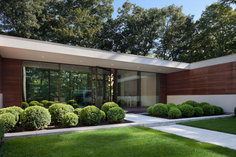 Looking Front With Good Looking Front Yard Beautified With Wooden Striped Wall And Wooden Glass Windows In White Painted Wall Of The New Canaan Residence Dream Homes Charming Modern House With Beautiful Courtyard And Structures