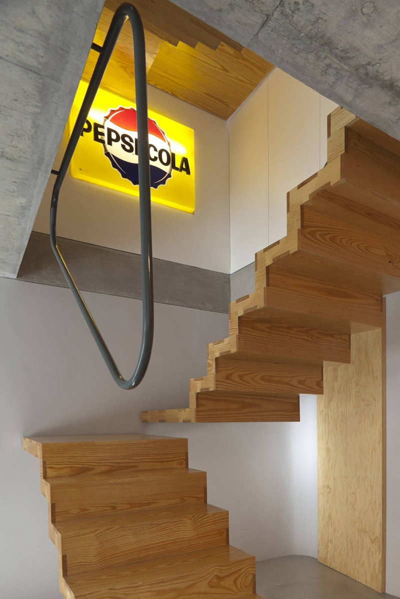Wooden Staircase Outeiro Imposing Wooden Staircase Design In Outeiro House With Steel And White Wall Color Feat Pepsi Cola Decor Dream Homes Comfortable And Elegant House In Brown And White Color Schemes