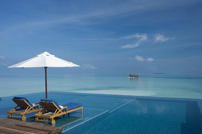 Hotel In Infinity Incredible Hotel In Maldives Integrating Infinity Swimming Pool With Raised Desk For A Couple Of Lounge With Umbrella Swimming Pool Breathtaking Infinity Pool Design To Make Your Dreams Come True