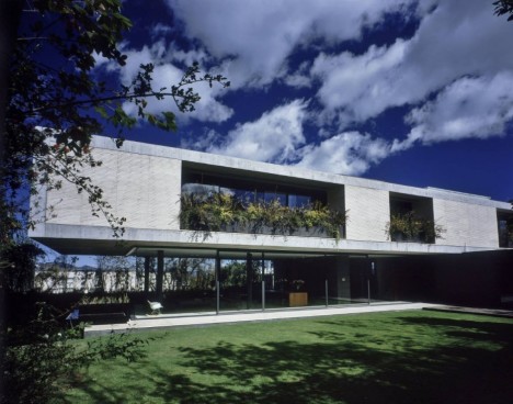 Concrete House Green Marvelous Floating Concrete House With Neat Green Grass On Courtyard Dream Homes Unique Concrete House Design With Modern Cantilevered Volumes