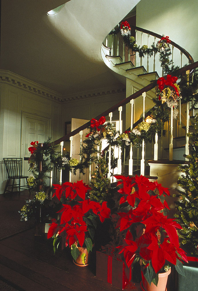 Red And Attached Refreshing Red And Green Leaves Attached As Staircase Christmas Decor Along The Balustrade With Pot Or Nothing Decoration  Magnificent Christmas Decorations On The Staircase Railing