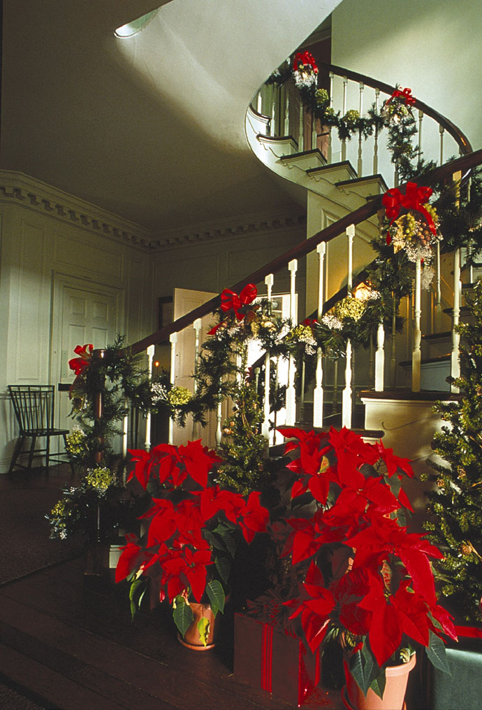 Red And Attached Refreshing Red And Green Leaves Attached As Staircase Christmas Decor Along The Balustrade With Pot Or Nothing Decoration Magnificent Christmas Decorations On The Staircase Railing