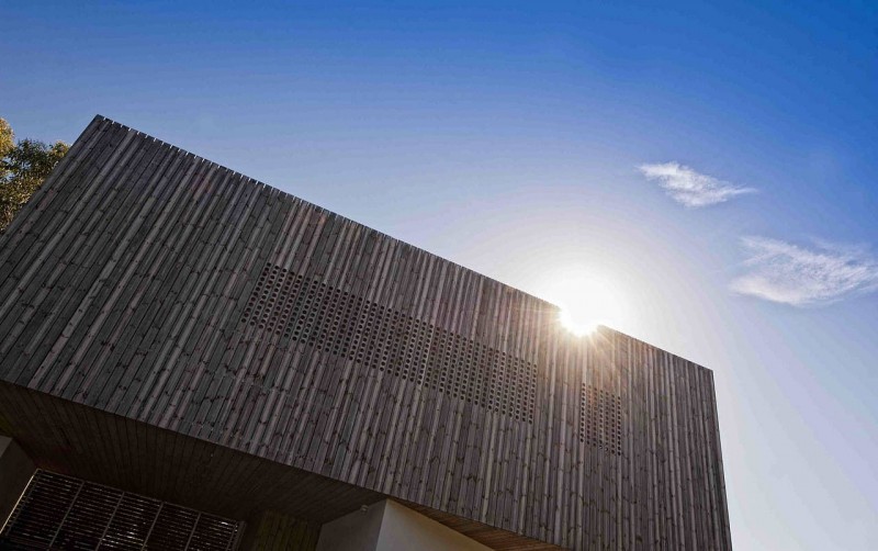 Wooden Stripes Wonderful Artistic Wooden Stripes Exterior Give Wonderful Effect When It Reflects The Sunlight To Its Environment Dream Homes Unique Modern Beach House With Traditional Hardwood Covers