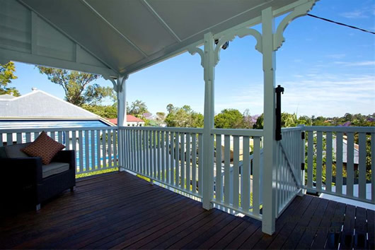 Modern Hitech Applies Capacious Modern Hitech Mansion Patio Applies Sturdy Wooden Flooring And White Painted Woodsy Fence And House Pole Interior Design Beautiful Interior Design In Modern Hi-Tech Mansion House Of Paddington