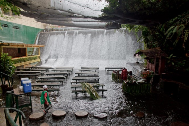 Villa Escudero In Captivating Villa Escudero Including Restaurant In The Side Of The River Including Wooden Table And Bench With Waterfall And Forrest Views Restaurant Unique Villa Design Providing Stunning Unusual Experience