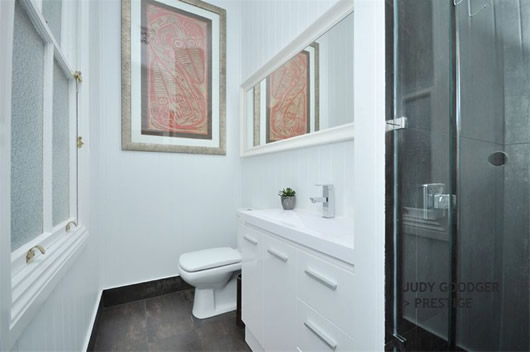 Modern Hitech Utilizes Clean Modern Hitech Mansion Bathroom Utilizes The International Standard Of Sitting Closet And White Sinks Design Interior Design Beautiful Interior Design In Modern Hi-Tech Mansion House Of Paddington
