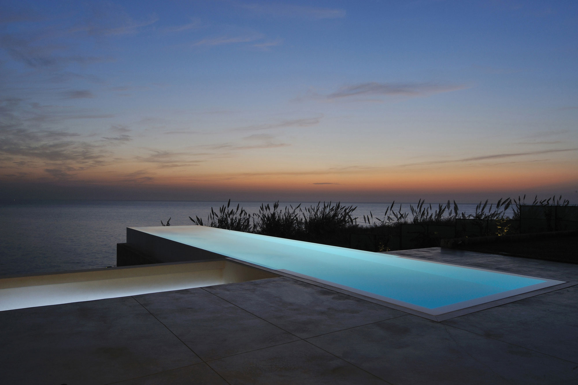 Sunset And Modern Fantastic Sunset And Ocean View Modern Infinity Pool With Shiny Pool Light Concrete Floor Leafy Shrubs On Wide Yard Fidar Beach House Dream Homes Futuristic Modern Beach House With Neutral Color Palettes For A Family Of Five