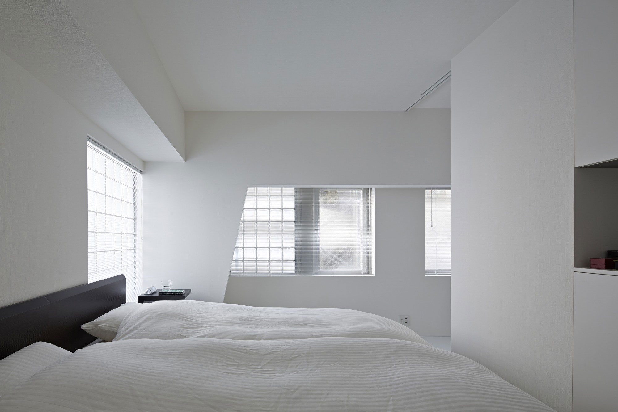 White Painted Bedroom Gorgeous White Painted Room 407 Bedroom Interior With Double Bed Illuminated By Framed Windows With No Shade Interior Design Elegant Monochrome Interior Idea For Classy Home Design