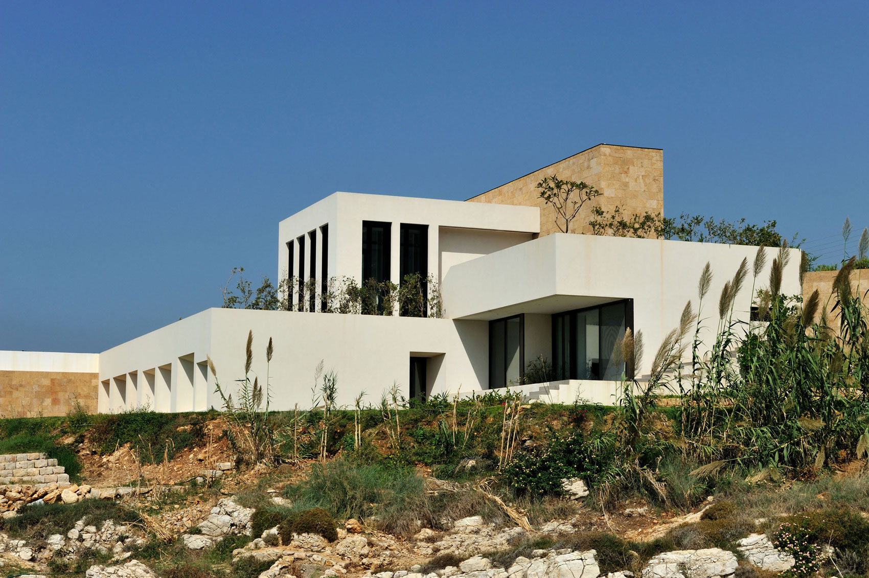 Garden Landscape On Natural Garden Landscape With Rocks On Ornamental Plants Transparent Glass Wall Fidar Beach House In Modern Minimalist Architecture Dream Homes  Futuristic Modern Beach House With Neutral Color Palettes For A Family Of Five