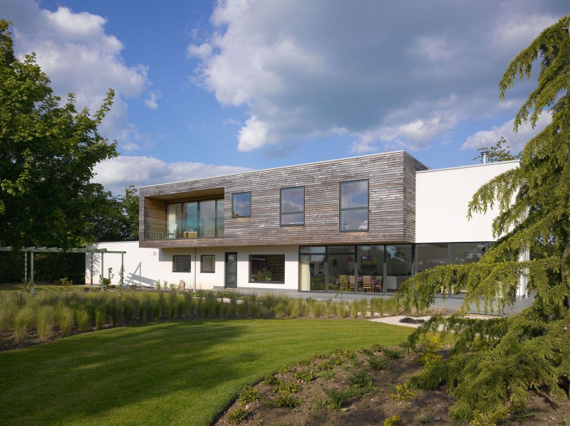 Front Yard Of Amazing Front Yard Landscape Design Of Meadowview Residence With Vast Green Grass Garden And Several Green Tall Trees Dream Homes Charming Airy Interior To Enhance The Coziness Of Elegant Modern Home