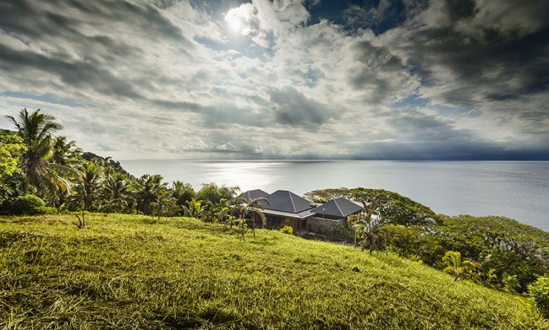 Skies Views Home Amazing Skies Views From Korovesi Home Surrounded With Many Green Plants And Green Turfs Around The House Decoration Elegant Modern Beach Home With Stunning Pacific Ocean View