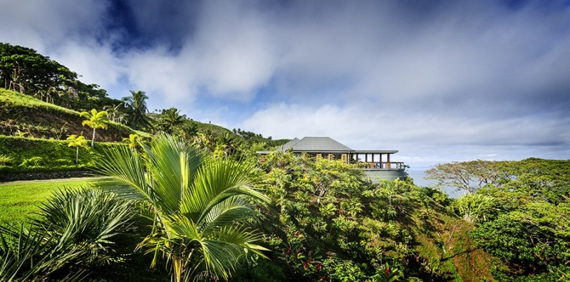 Korovesi Home Palm Amusing Korovesi Home With Green Palm Trees And Green Turfs Near With The House And Seaside Decoration Elegant Modern Beach Home With Stunning Pacific Ocean View