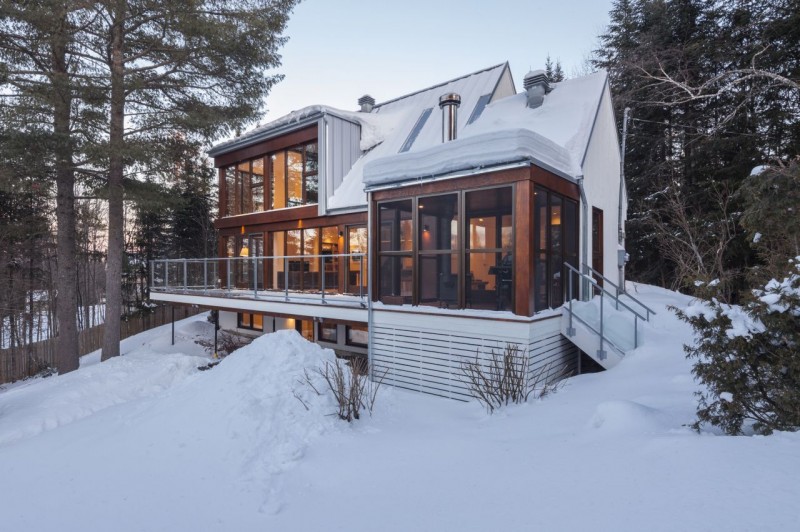 Cabane Residence With Awesome Cabane Residence Design Beautified With Snow Around The House And Mandy Christmas Tree Surround It Dream Homes Classic And Contemporary Country House Blending Light Wood And Glass Elements