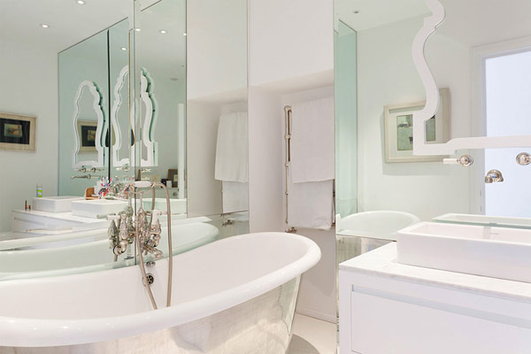 Mirrors In London Fantastic Mirrors In The Modern London House Bathroom With White Vanity And White Sink Near The White Tub Dream Homes Elegant Simple Interior Design Maximizing Bright White Color Scheme