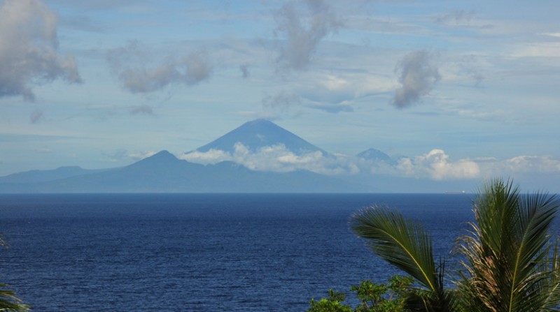 Mount And Seen Incredible Mount And Hill View Seen Clearly From Malimbu Cliff Villa Indonesia Interior And Exterior Area As Memorable View Dream Homes Amazing Modern Villa With A Beautiful Panoramic View In Indonesia