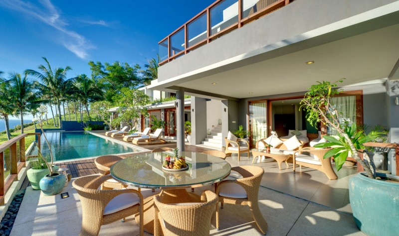 Malimbu Cliff Outdoor Luxurious Malimbu Cliff Villa Indonesia Outdoor Seating And Dining Space Furnished With Glass Table And Rattan Chairs Dream Homes Amazing Modern Villa With A Beautiful Panoramic View In Indonesia