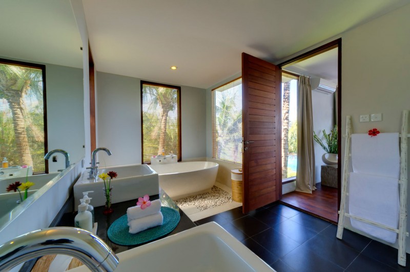 Malimbu Cliff Master Minimalist Malimbu Cliff Villa Indonesia Master Bathroom Interior Idea Featured With Oval Tub And Double Vanities Dream Homes Amazing Modern Villa With A Beautiful Panoramic View In Indonesia
