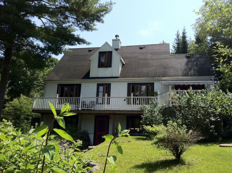 Cabane Residence With Stunning Cabane Residence Design Installed With White Painted Wall And Tiled Roof Surrounded Green Turfs And Many Plants Dream Homes Classic And Contemporary Country House Blending Light Wood And Glass Elements