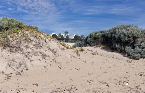 Flo House Close Amazing Flo House Building Construction Close To Gray Sand Of Nearby Beach With Green Plants And Pebbles Dream Homes Contemporary Australian Home With Unique Cantilever Roofing And Buildings