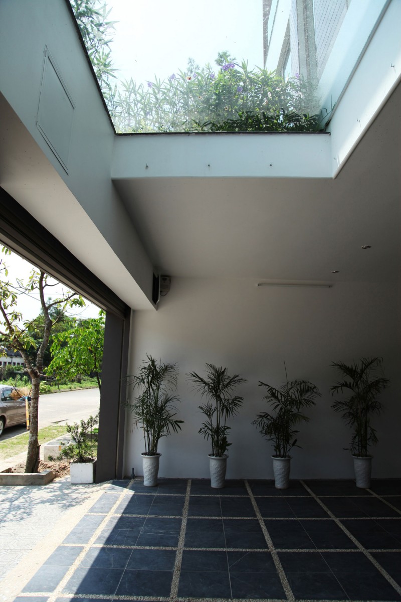 No47 House Outdoor Awesome No47 House Design In Outdoor Space With Concrete Tile Flooring And Skylight For Home Inspiration To Your House Architecture Minimalist Contemporary Rectangular Home With Small Courtyards In Asian Style