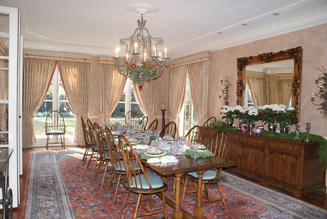 Christmas Dinner With Excellent Christmas Dinner Table Decorations With Tribal Pattern Carpet Old Wood Cabinet Glamorous Chandelier Wood Chairs Dining Room Easy Christmas Dinner Table Decorations With Luxurious Colors Combinations