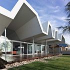 Look Of House Fascinating Look Of Lovely Flo House Building With Amazing Exterior Seen From Green Front Yard With Grayish Pebbles Dream Homes Contemporary Australian Home With Unique Cantilever Roofing And Buildings