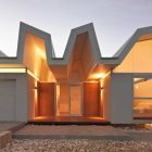 House Entry Warm Sparkling House Entry Enlightened By Warm Lights To Attract People In Visiting Flo House Building Construction Dream Homes Contemporary Australian Home With Unique Cantilever Roofing And Buildings