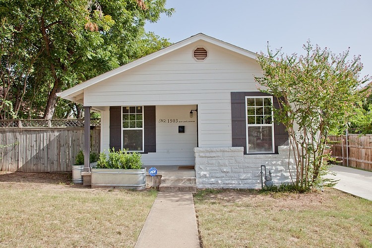 Look Of Austin Traditional Look Of Eclectic Home Austin Texas Facade Featured With Small Terrace And Neat Landscaping Idea Dream Homes Beautiful And Eclectic House Interior In Unique Vintage Decorations