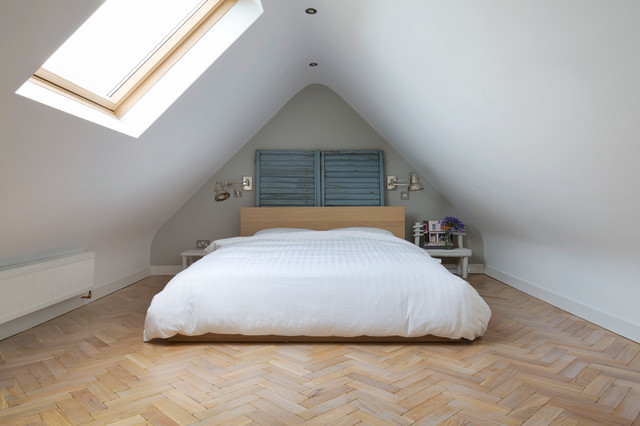 Loft Bedroom Low Triangular Loft Bedroom With Wood Low Profile Bed Warm Wood Floor Antique Metallic Wall Lights Warm White Duvet Cover Bedroom Natural White Duvet Cover For Simple Contemporary Bedrooms