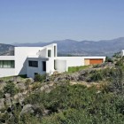 Exterior Modern Viento Amazing Exterior Modern Residence El Viento House With White Wall Color Decoration Used Green Vegetation Ideas Architecture Beautiful Mountain Home With Stunning Modern Concrete Construction