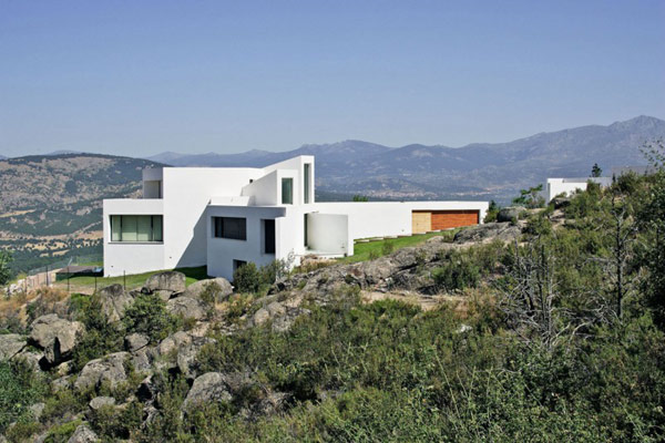 Exterior Modern Viento Amazing Exterior Modern Residence El Viento House With White Wall Color Decoration Used Green Vegetation Ideas Architecture Beautiful Mountain Home With Stunning Modern Concrete Construction