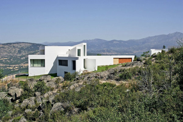 Exterior Modern Viento Amazing Exterior Modern Residence El Viento House With White Wall Color Decoration Used Green Vegetation Ideas Architecture  Beautiful Mountain Home With Stunning Modern Concrete Construction