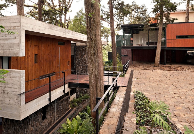 Front Yard Corallo Amusing Front Yard Design Of Corallo House With Grey Wall Made From Concrete And Dark Brown Wall Made From Wooden Material Dream Homes Exquisite Modern Treehouse With Stunning Cantilevered Roof