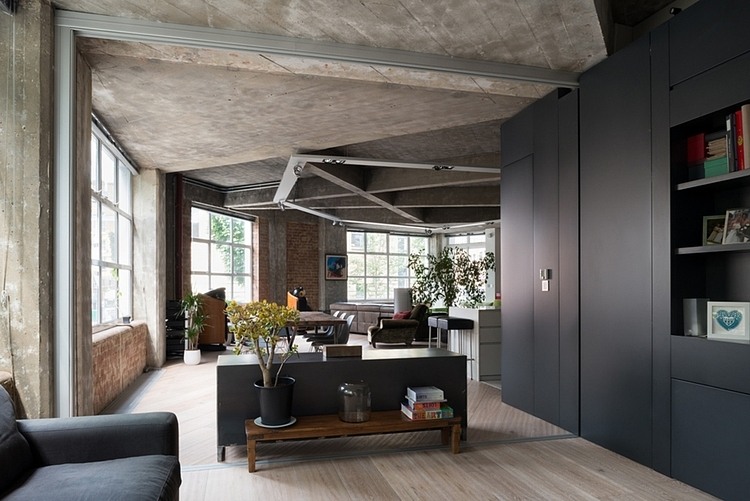 Family Room The Appealing Family Room Design Inside The Warner House Architecture Applied White Oak Floor And Dark Wood Cabinet Dream Homes Chic And Elegant Contemporary House With Exposed Concrete Beams