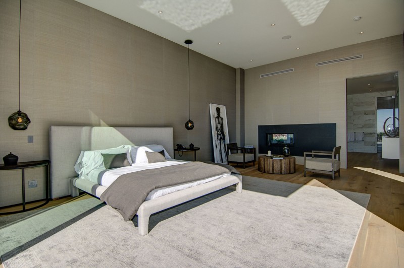 White Bed Duvet Appealing White Bed And Gray Duvet Cover In Spectacular Views Over Los Angeles For Bedroom With Decorative Pendant Lamp Above Side Table Dream Homes  Fascinating Contemporary House With Spectacular City Scenery