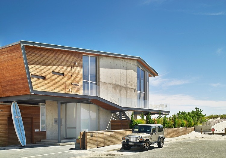 Long Island Exterior Awesome Long Island Beach House Exterior Design With Wooden Garage Door And Wood Fence Also Metal Pillar Dream Homes Elegant Contemporary Beach House With Stylish Interior Decorations