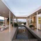 Taumata House Idea Awesome Taumata House Central Courtyard Idea Maximized With Narrowed Above Ground Pond Surrounded By Plants Dream Homes Natural Minimalist Home In Contemporary And Beautiful Decorations