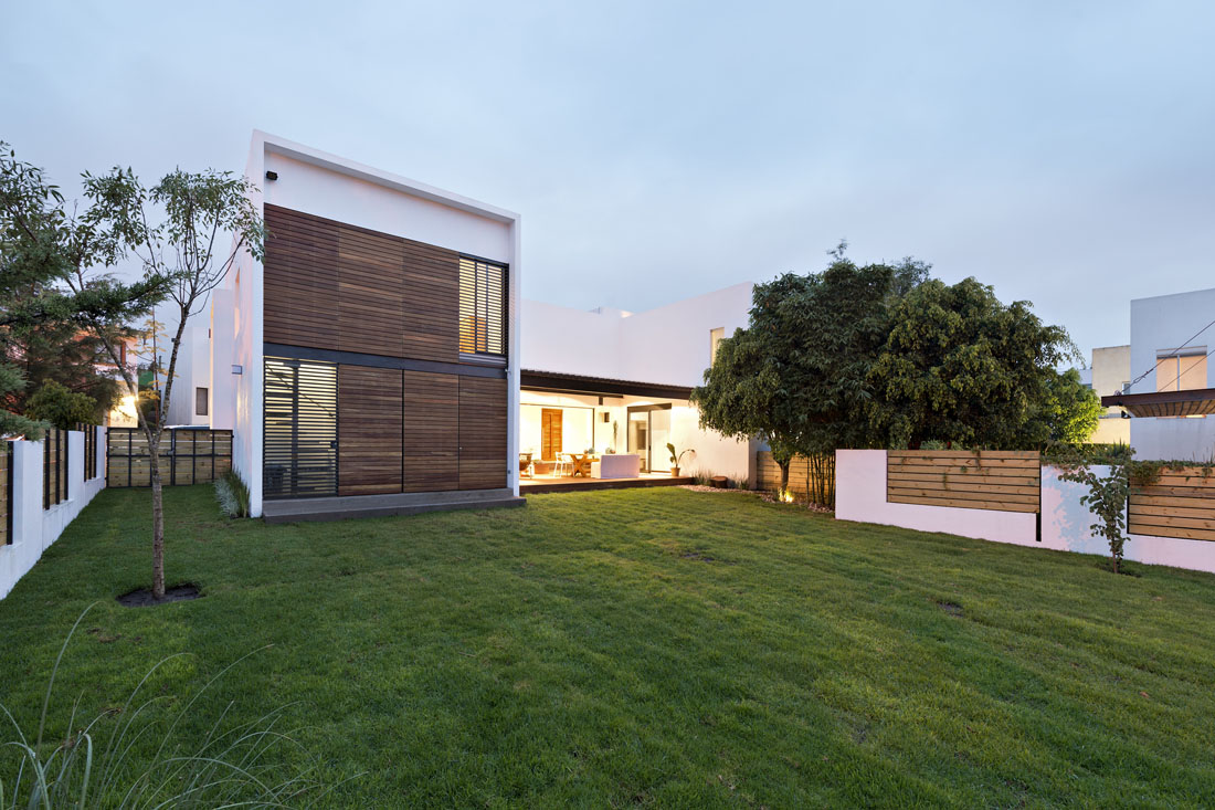 Backyard Landscape Lawn Beautiful Backyard Landscape With Green Lawn And Covered By Fence At Casa ATT By Dionne Arquitectos Dream Homes Elegant Beautiful Home With Modern Living Spaces